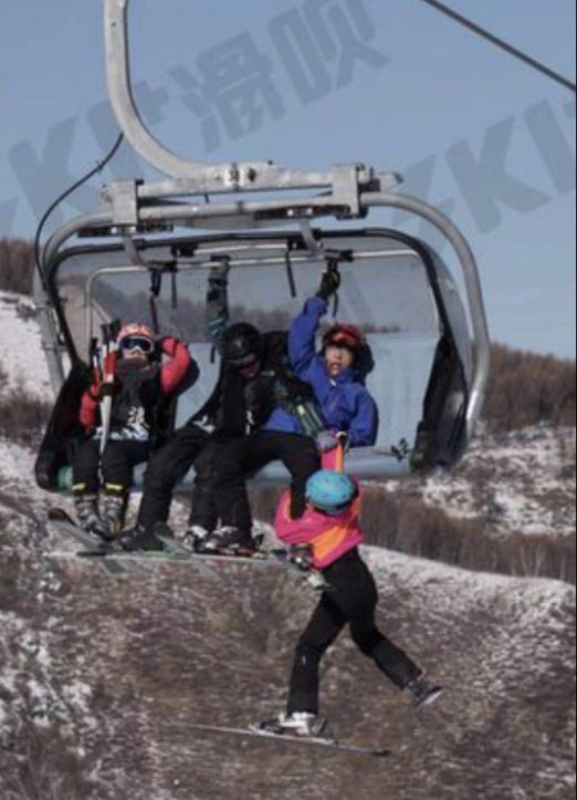 河北张家口崇礼区太舞滑雪场 一个小孩突然从缆车上掉落 把大家都给