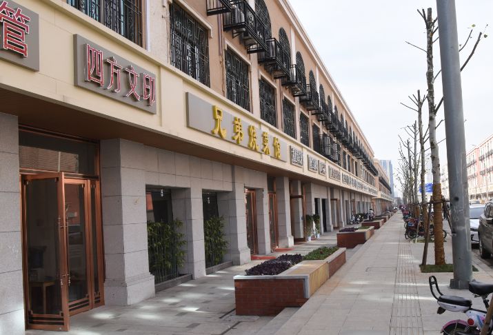 对整个街道的店招,建筑立面,道路景观,街角小广场,城市家具等进行统一