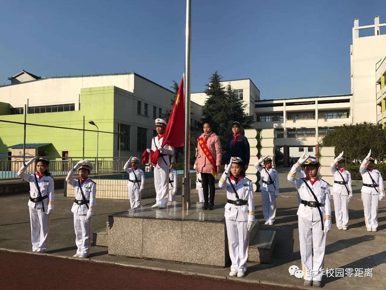 2018年1月15日,伴着铿锵的《升旗号角,丹溪小学升旗班的队员们护送