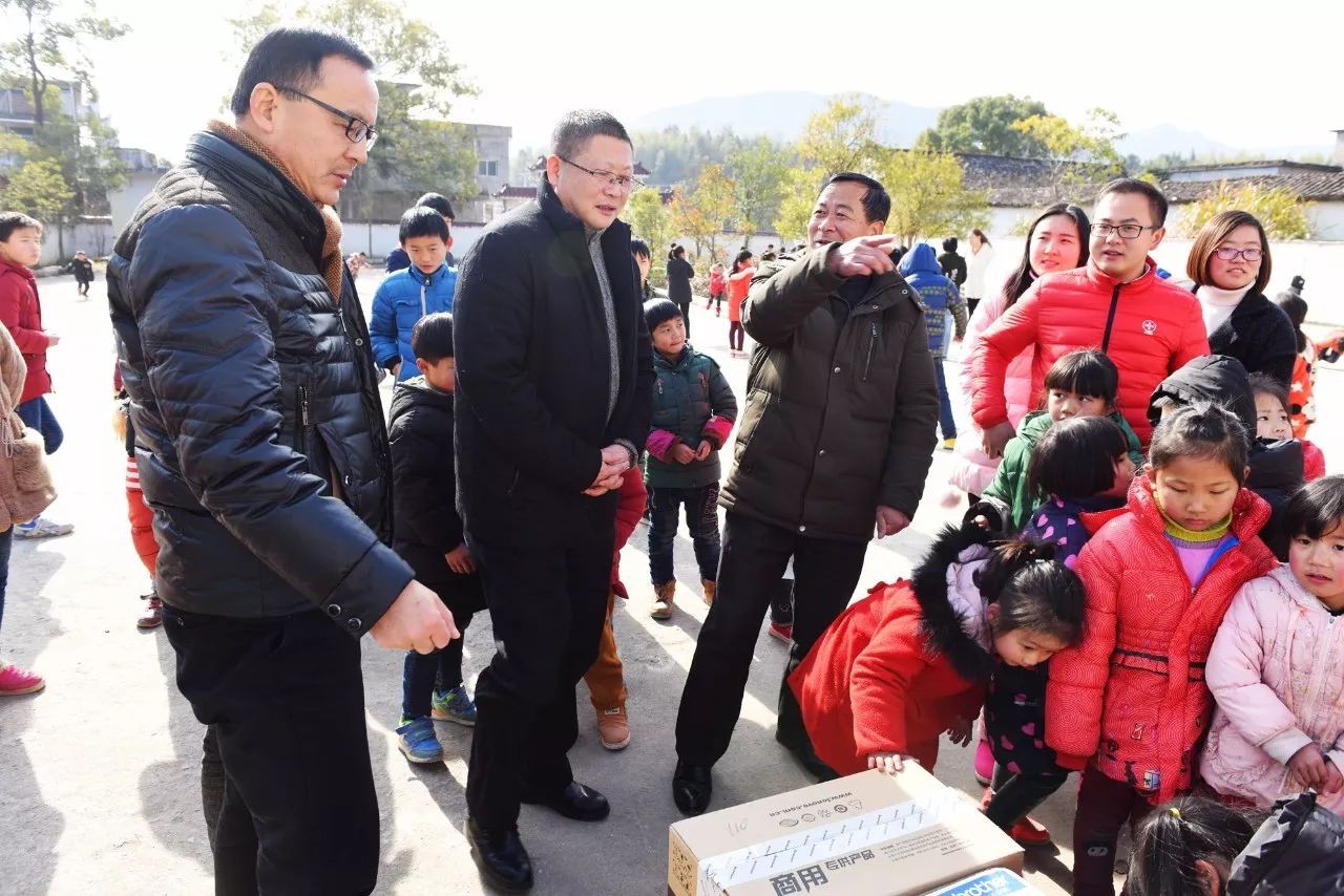 校园新闻 九江七中赴修水县何市镇开展扶贫助学活动