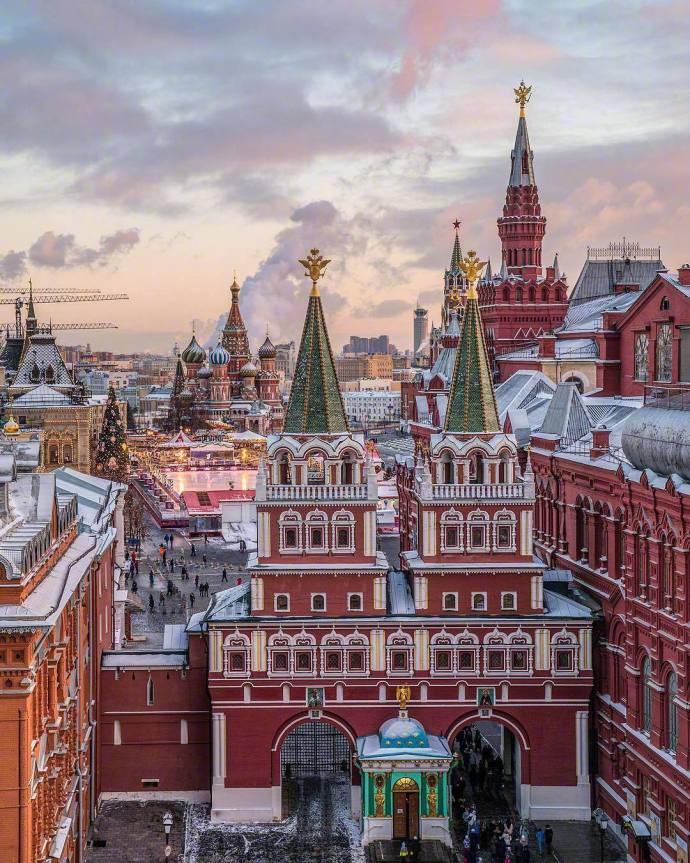 冬日的俄罗斯莫斯科红场,建筑群缤纷的色彩格外艳丽,雪花飘过仿佛像在