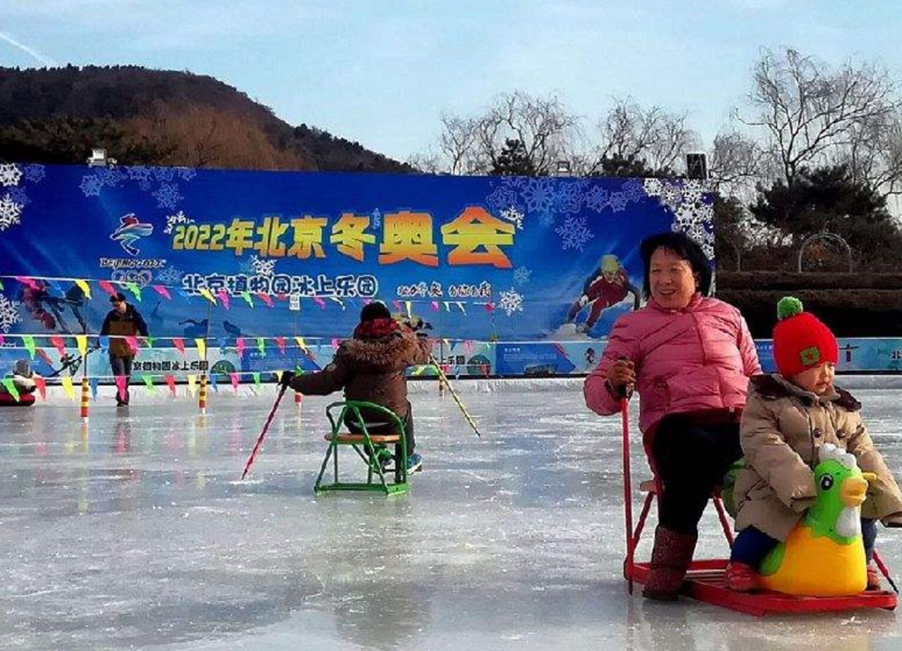 滑冰季京城露天滑冰场已全部开放带娃寻找爸妈儿时的记忆