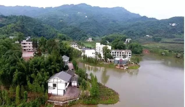 赤水市天台镇凤凰村  2014年凤凰村开始改建之后,荒山变花园,田园变