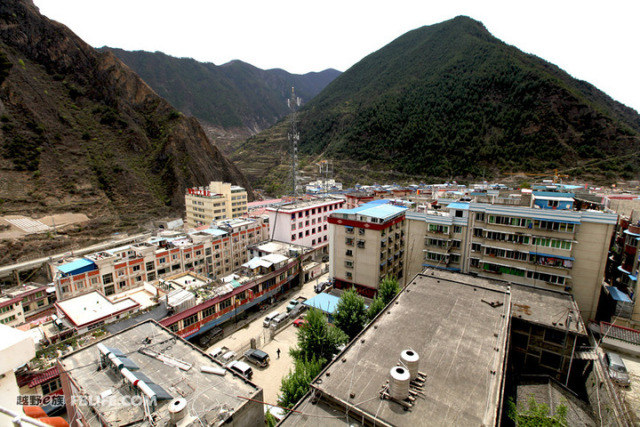 雅江县隶属四川省甘孜州,位于四川省甘孜藏族自治州南部,依附悬崖而建