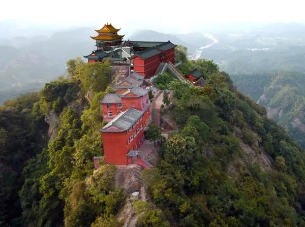 鸣凤山两面朝阳,三面环水,四面断崖,五龙拱顶,从地形山势上呈现出中国