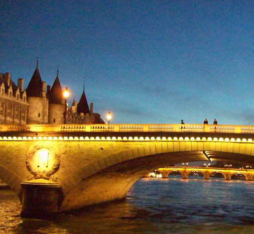 左岸还有都尔奈勒桥(pont de la tournelle,桥上装饰着巴黎保护神:圣