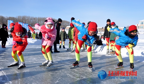 图为农场在蛤蟆通水库开展冰雪运动会的场面.