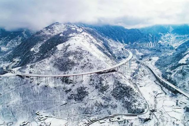 多种多样的气候地貌造就了丰富多彩的冬日景观,南国雪景格外多姿多彩