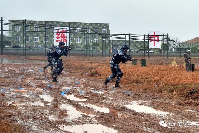 军人更要有 精武强能的底气 逢敌亮剑的豪气 誓死向前的虎气 单兵战术