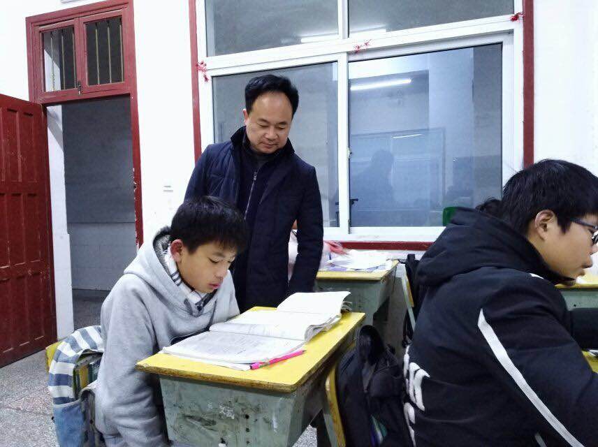 1月15日上午,南县城郊中心学校校长李熙一行7人赴新颜中学重点对期末