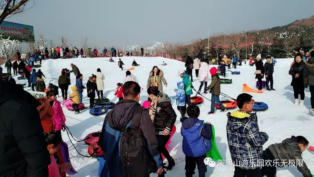 旅游 正文  架旗山戏雪乐园占地4000平方米,雪场建有滑雪板道,雪圈道