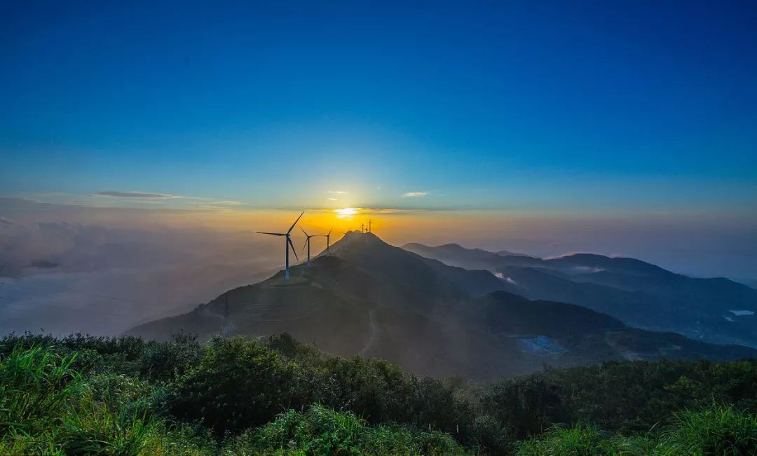 蝉子顶与缺牙山这两处山巅的流云极是美丽,震撼网友的缺牙山照片,多