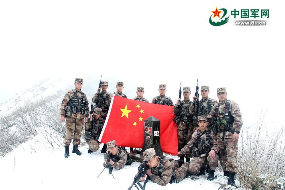 在风雪中戍边的中国军人.  责任编辑