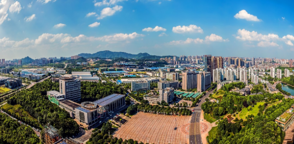 项目南接枫林路,东连麓谷大道,毗邻梅溪湖国际新城,位于麓谷中轴线上