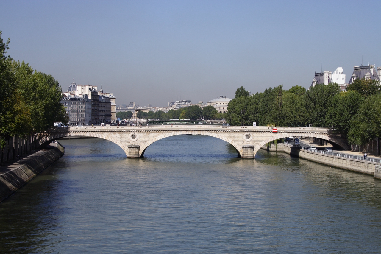 左岸还有都尔奈勒桥(pont de la tournelle,桥上装饰着巴黎保护神:圣