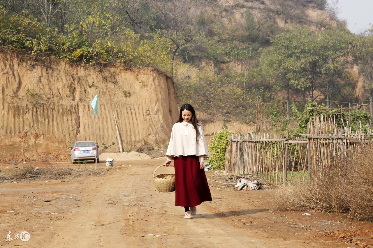 越南农村别样的风景，因高产美女，游客很爱进她们的村子！