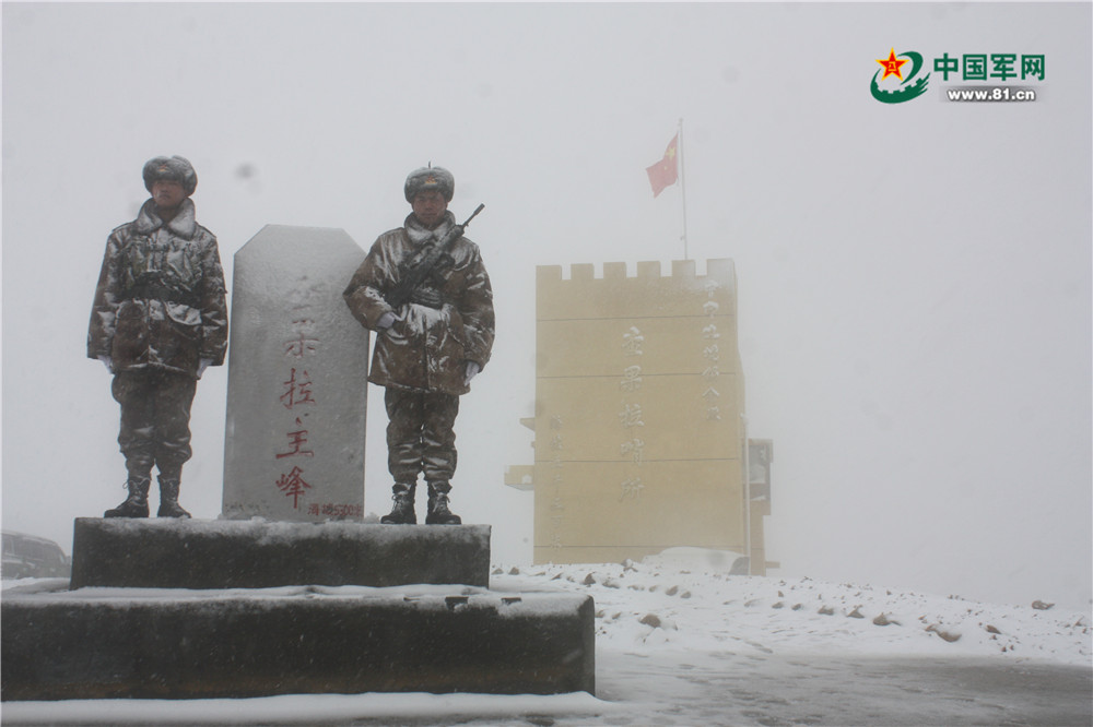 在风雪中守卫祖国边疆.薛翔炜 摄