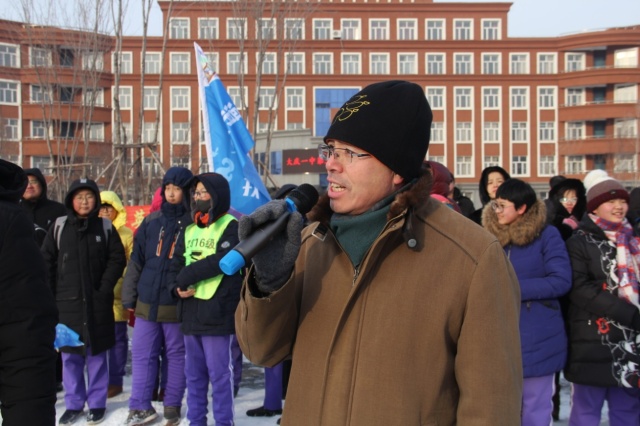 白雪为栏坚冰做面 冰上运动热火朝天——大庆一中初中部举行第三届冰