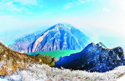 三峡"夔门之巅"白盐山雪景