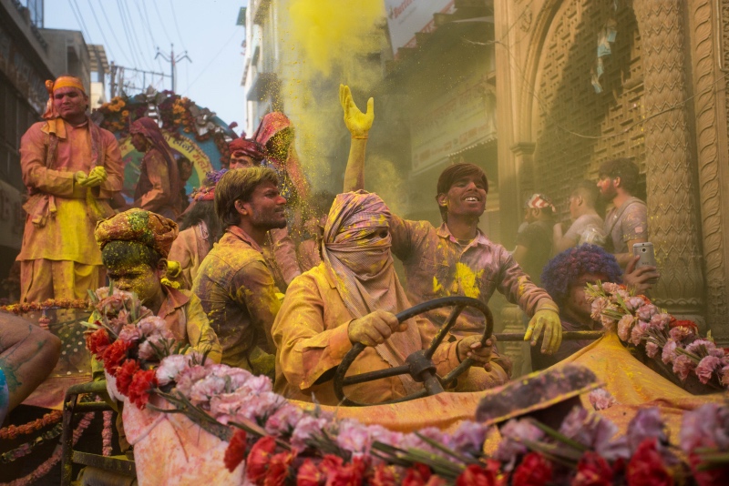 印度新年简直群魔乱舞，我们放鞭炮，他们洒花粉，犹如丧尸屠城