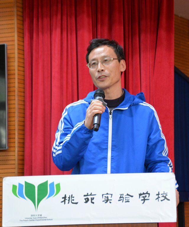 首先,在年会开始之前,荣幸邀请深圳大学城桃苑实验学校刘振坤校长发表