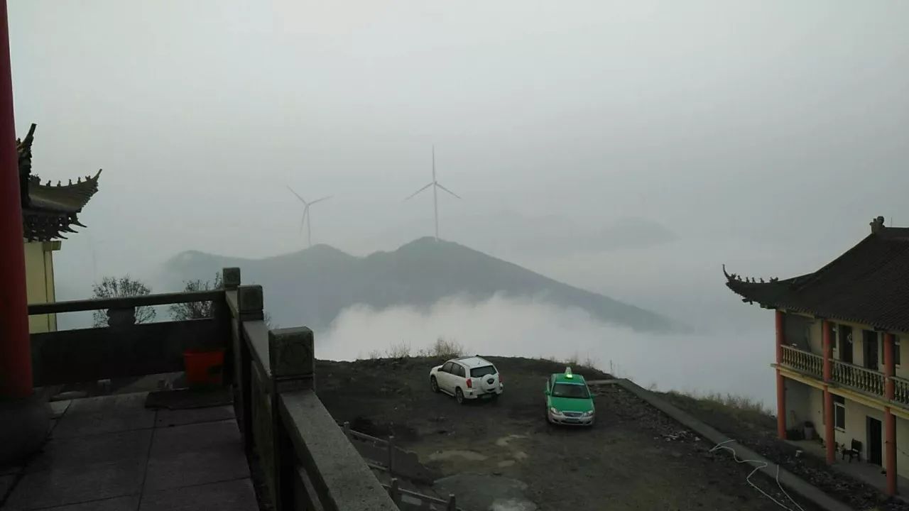 而最难得一见的是, 大雾让巢湖境内最高山峰银屏山景区 出现了罕见的