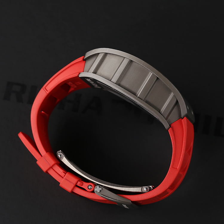 原标题：理查德米勒最热门的款式之一 RM011 钛金属 一支表戴出三种感觉