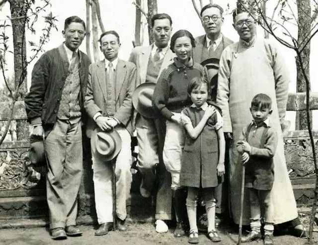 1938年,西南联大教授合影,左起周培源,梁思成,陈岱孙,林徽因,金岳霖