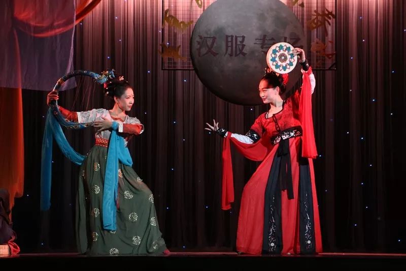 "华夏衣冠 礼乐春秋,龙岩汉服迎春晚会演绎古典新风尚