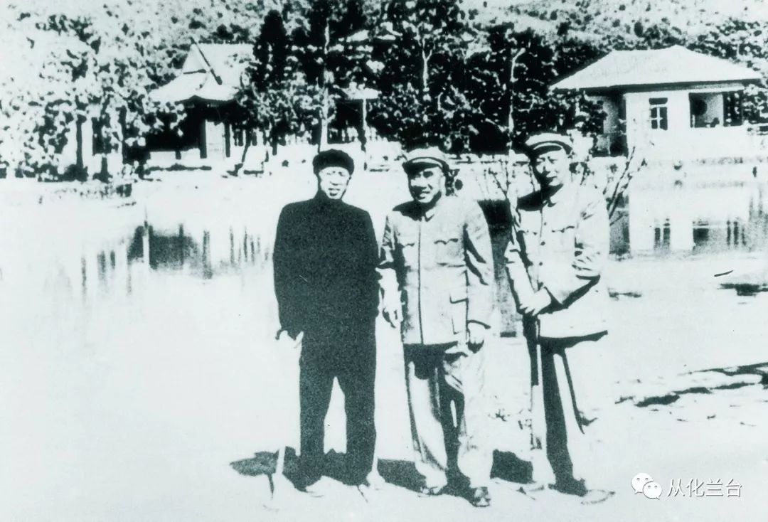 1954年,朱德(中),罗荣恒(左)
