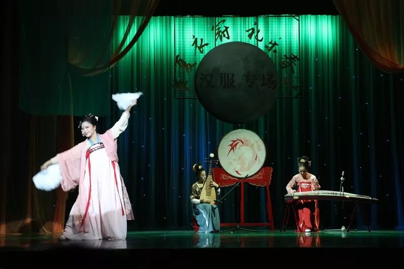 "华夏衣冠 礼乐春秋,龙岩汉服迎春晚会演绎古典新风尚