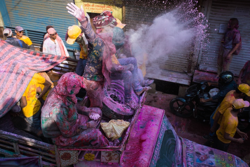 印度新年简直群魔乱舞，我们放鞭炮，他们洒花粉，犹如丧尸屠城