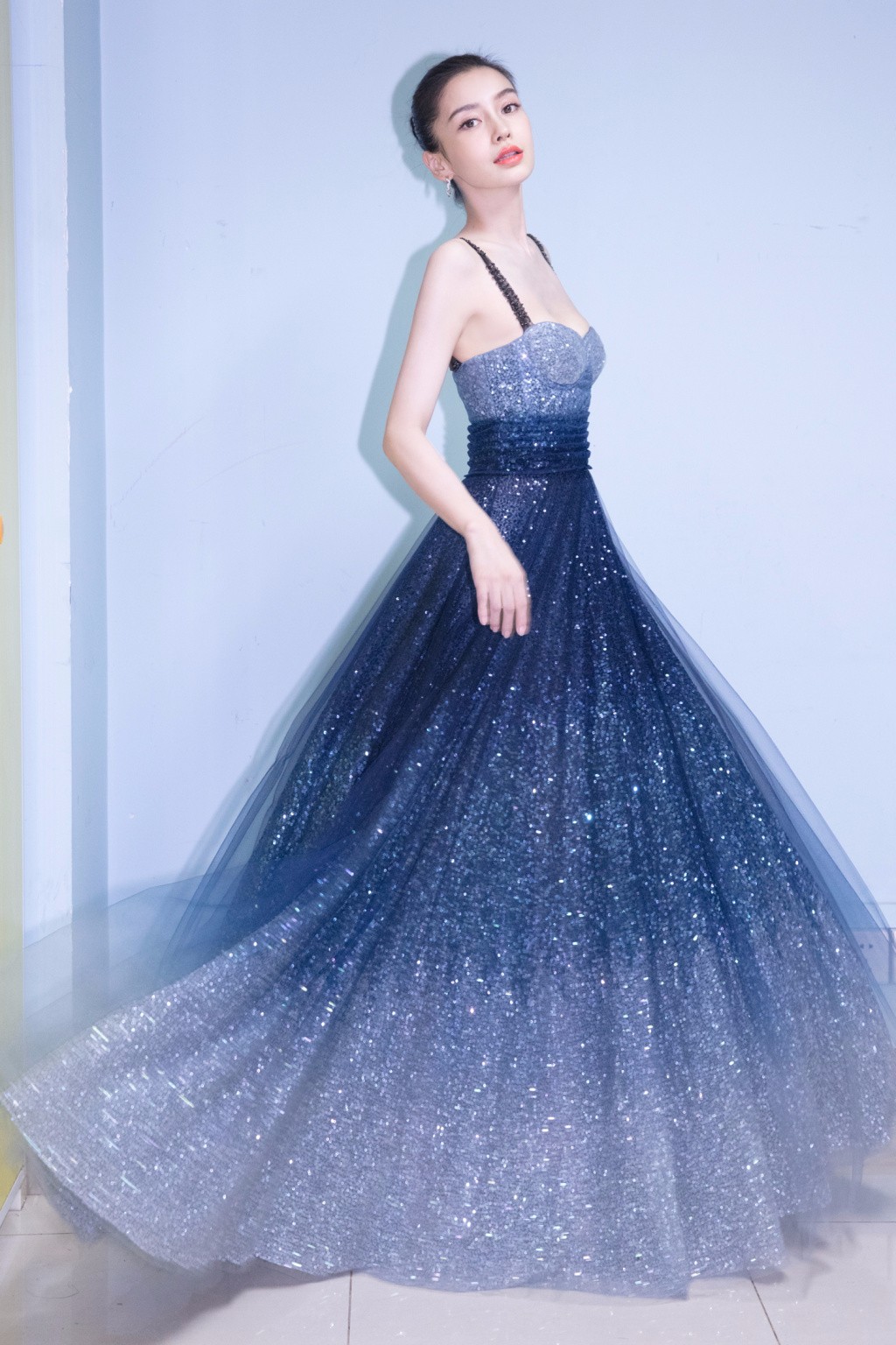 今晚微博之夜，@李冰冰 一袭蓝色礼服裙优雅亮相……|礼服裙|李冰冰|蓝色_新浪新闻
