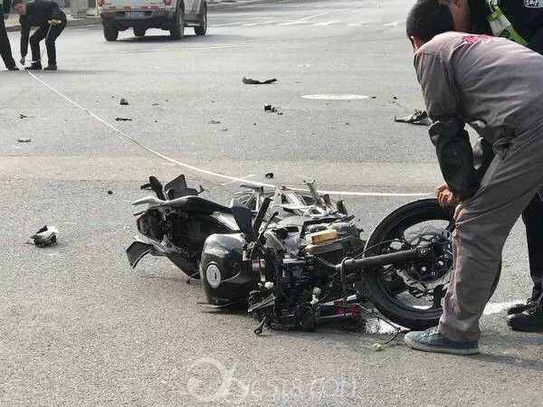 香榭国际路口发生车祸 摩托骑手人都飞起来了