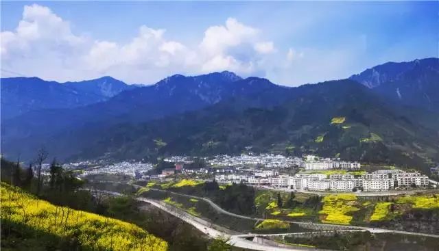 变花园走向豪迈十年汶川▲巨大的山石将北川中学新区茅坝中学整体掩埋