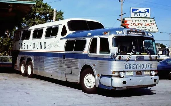 灰狗巴士运营到现在已经一百多年了,成为每一位北美人中远距离交通的