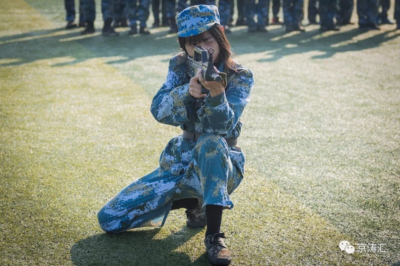 【花季女兵---最时尚的军装摄影图片】武汉人像摄影_人类一切皆有可能成为我镜头的主题! _太平洋电脑网摄影部落