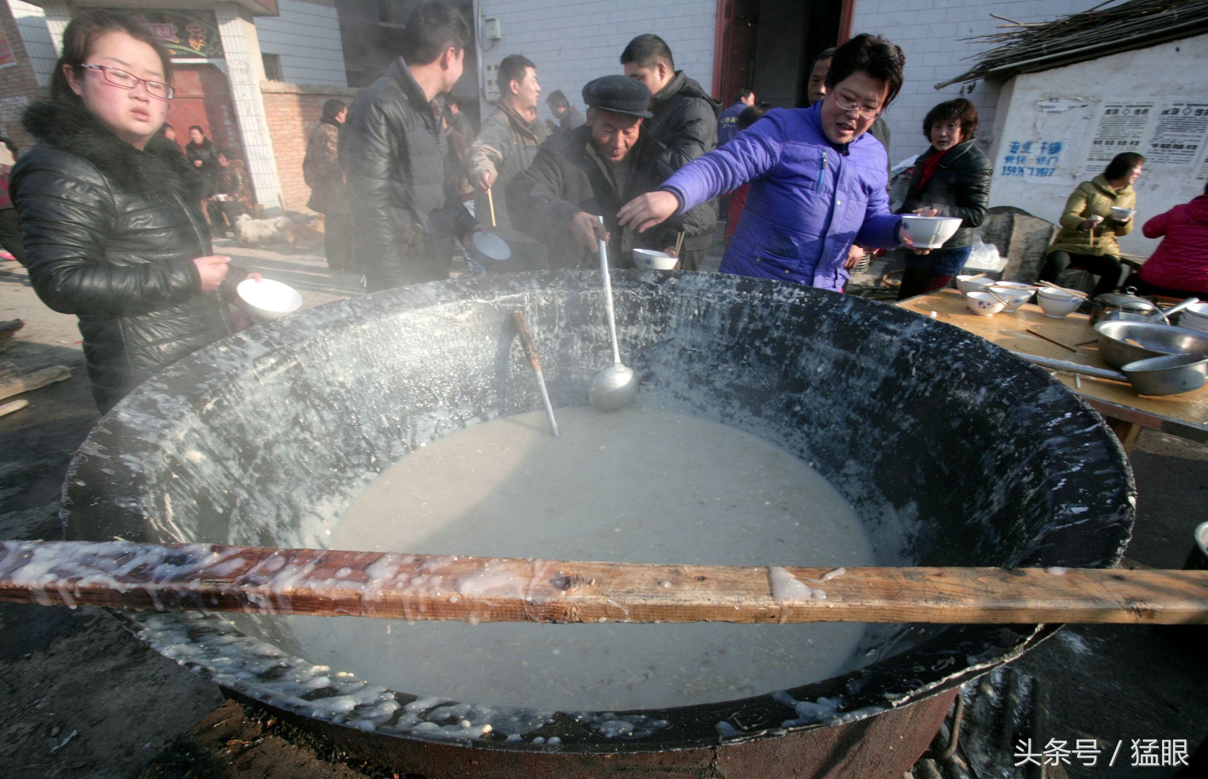 农村过事一口大锅300人分食,一只胳膊摸不到底,烧热水