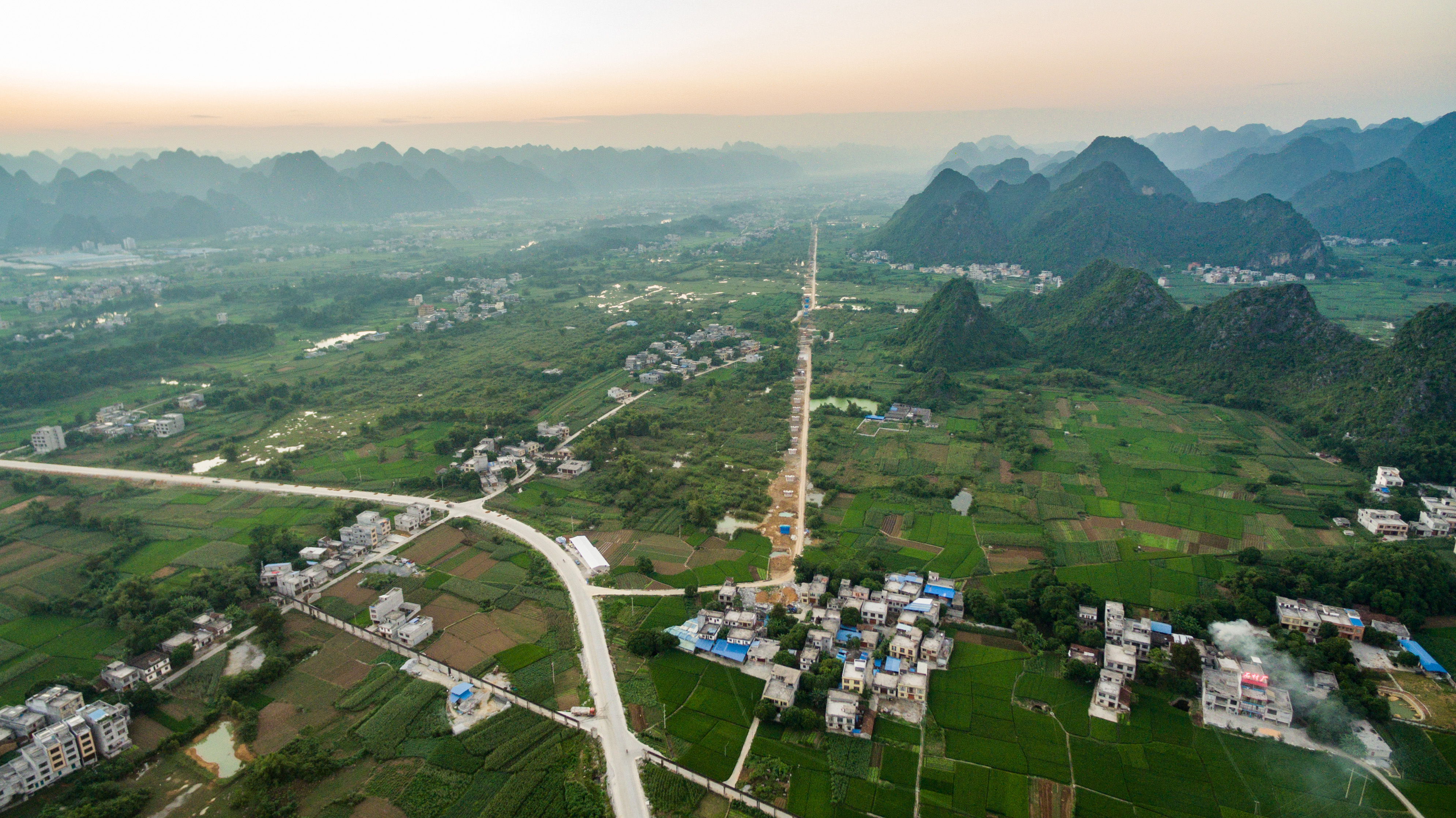 都安环城路 高铁 航拍夕阳