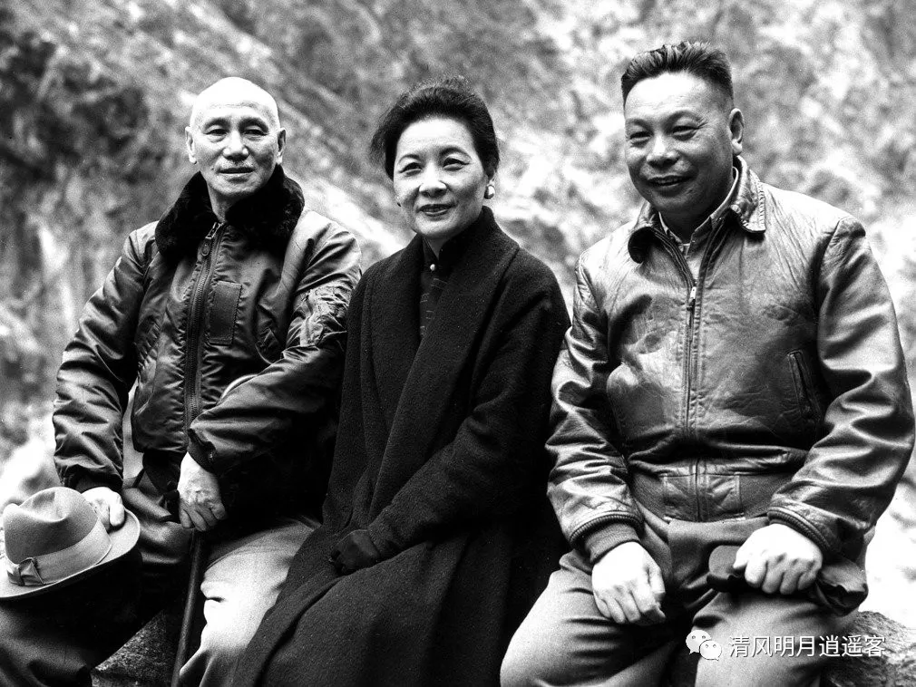 图为1955年,蒋介石(左)与夫人宋美龄(中)和蒋经国(右)坐在石墙上合影.