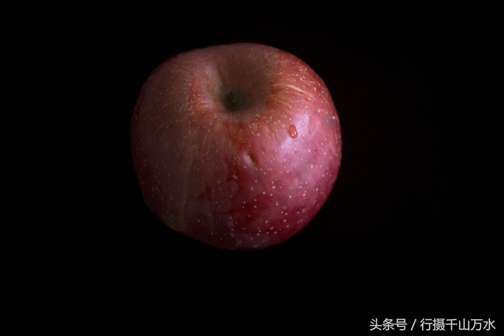 摄影技巧分享:这种纯黑的苹果怎么拍教你两招就能学会