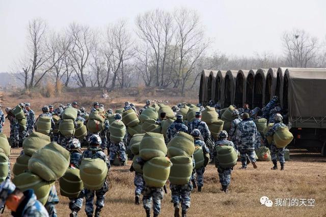 出击空降兵28分钟为您讲述新兵跳伞经历