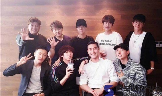 韩庚晒出super junior团员合影