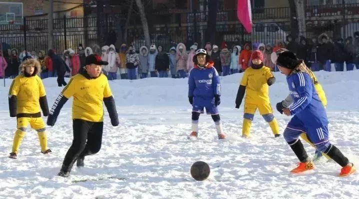 【秦兵体育】冬天为什么要孩子坚持踢足球?