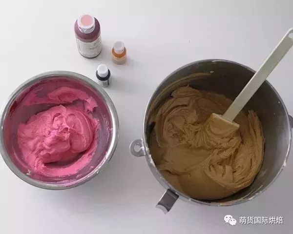 1 / 4调成热粉色,剩下的奶油调成棕色(我们用棕色 黄色食用色素调制).