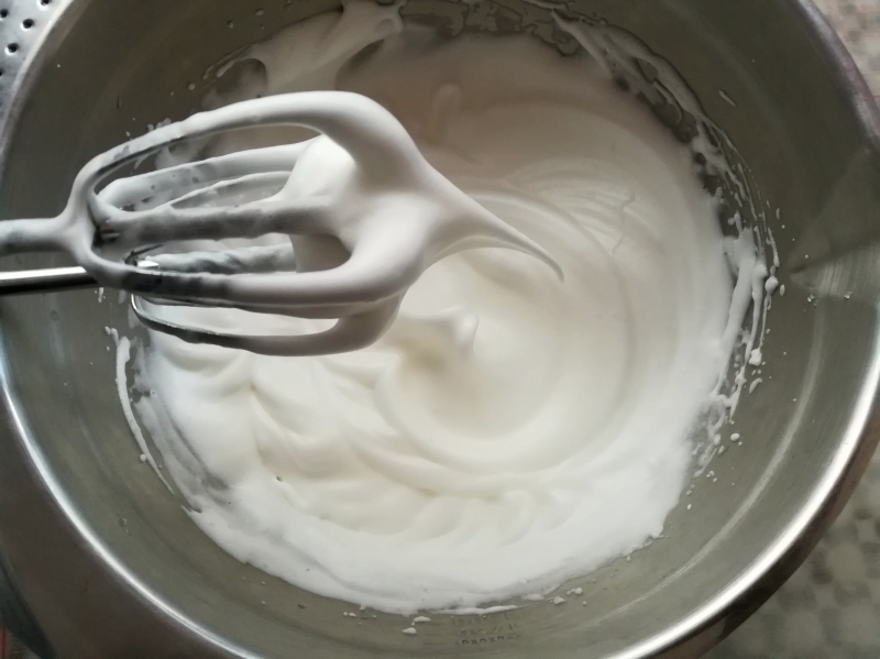 8.白砂糖分3次加入蛋清,蛋清打发到提起打蛋头是大弯钩状态