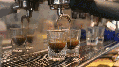 双份的咖啡浓缩液,不同于一般的拿铁都是一份浓缩液,澳白的双份浓缩液