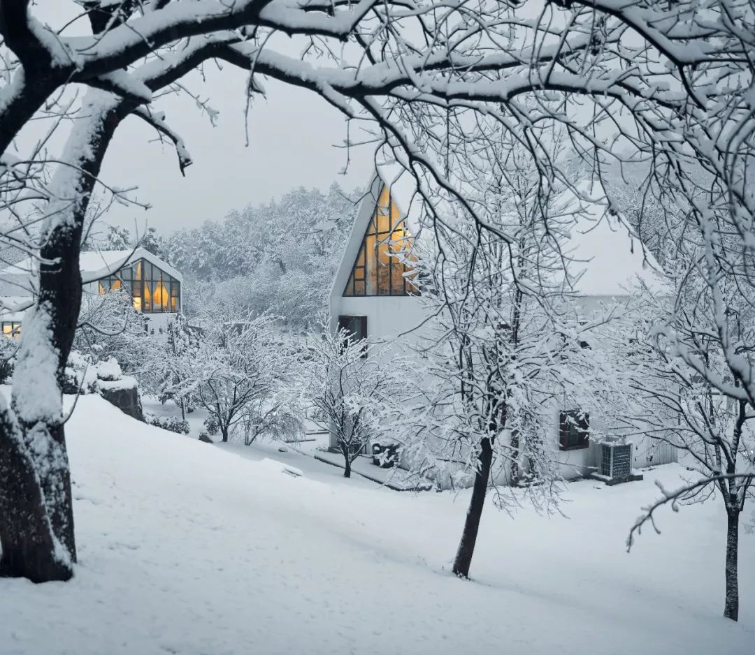 "穿过县界长长的隧道,便是雪国.