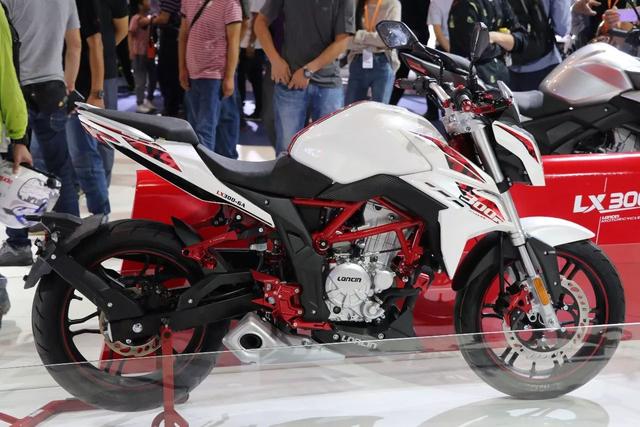 隆鑫无极310r飞肯300印度:tvs apache rr 310dominar 400中印两国都