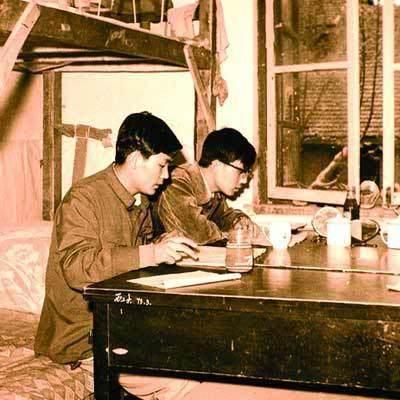 80年代的大学生活是什么样的?校园诗人遍地 能用上录音机教学